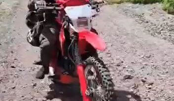 Candidato a la Alcaldía de O’Connor realiza campaña en motocicleta